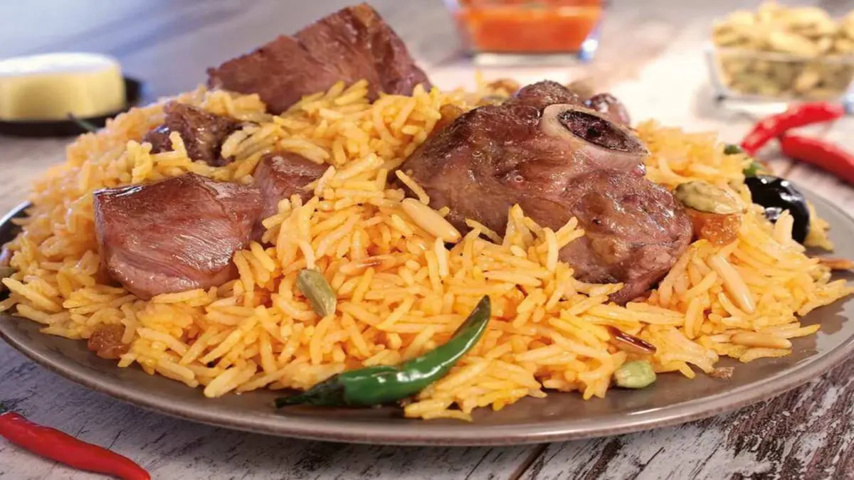 "بصق لقمة من فمه" مقيّم طعام ليبي يثير جدلًا واسعًا في السعودية (فيديو)