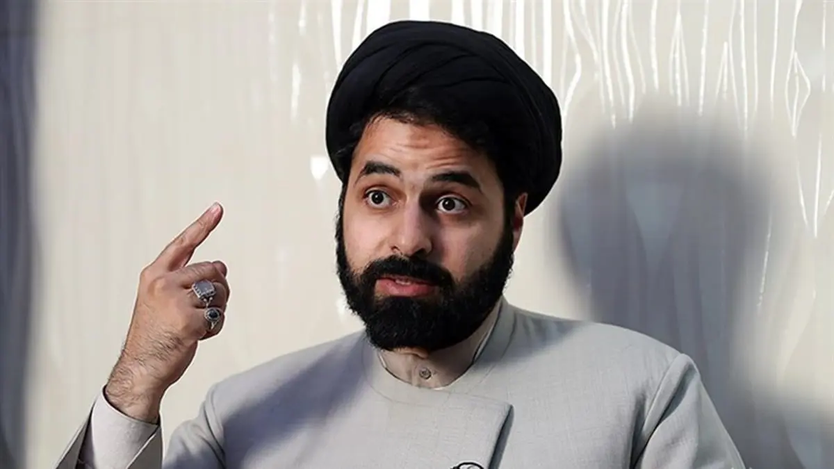 بعد كشفه ملفات فساد.. محكمة إيرانية تنزع عمامة رجل دين