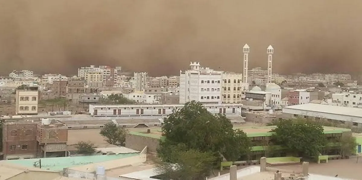 بالصور.. عاصفة رملية تضرب عدن
