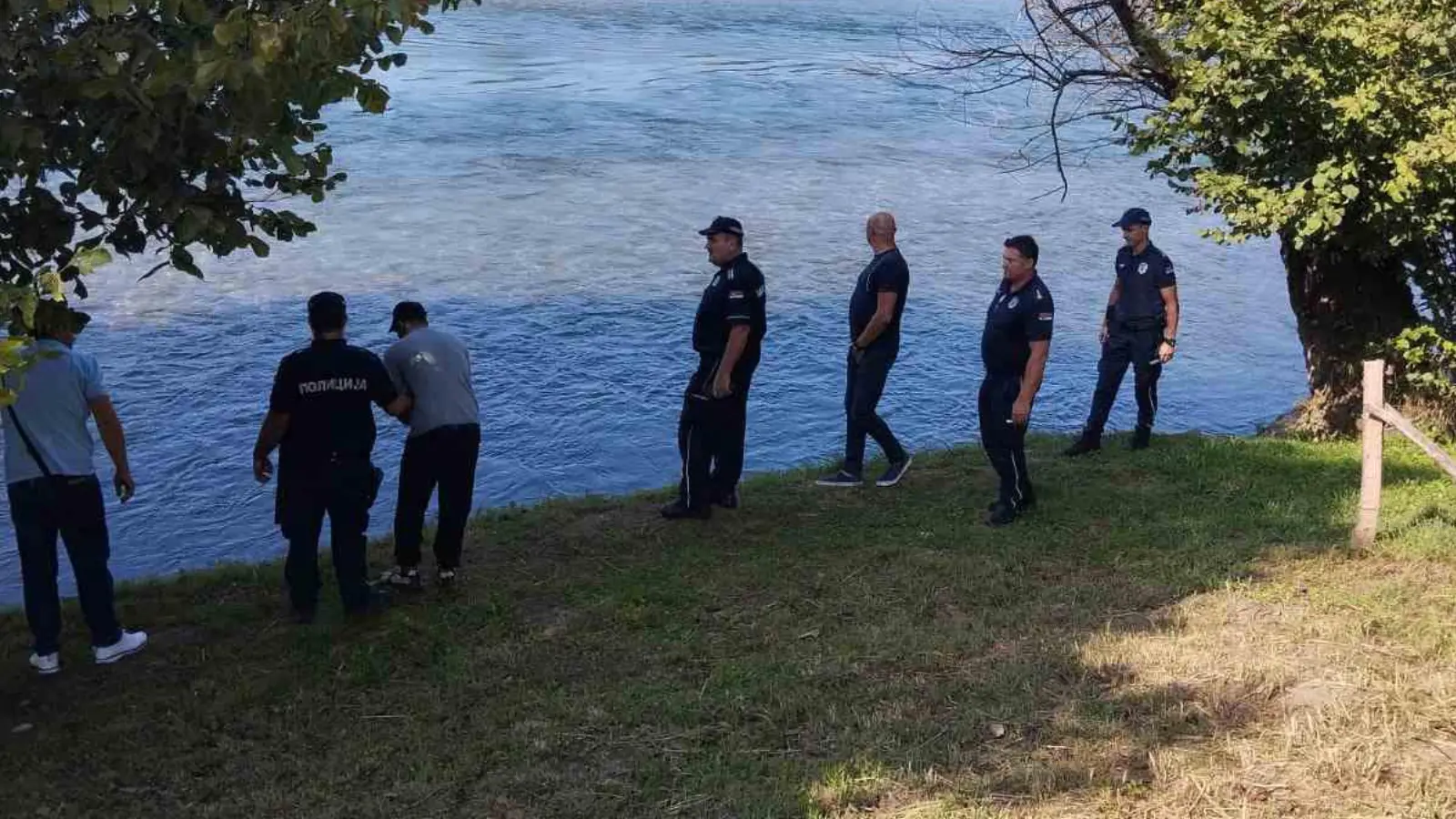 شرطة صربيا تبحث عن مفقودين على ضفاف نهر درينا