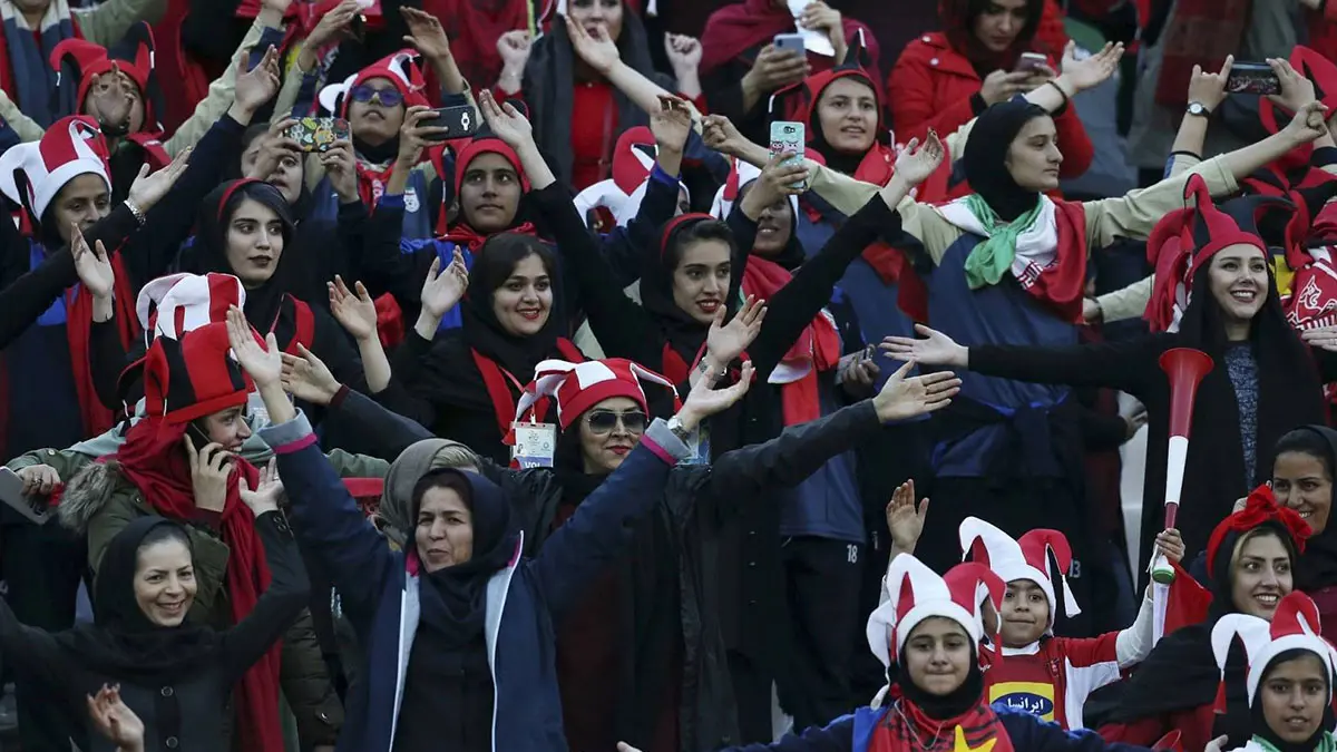 إيران تعلن رسميًّا السماح للنساء بدخول الملاعب إلى جانب الرجال بشرط