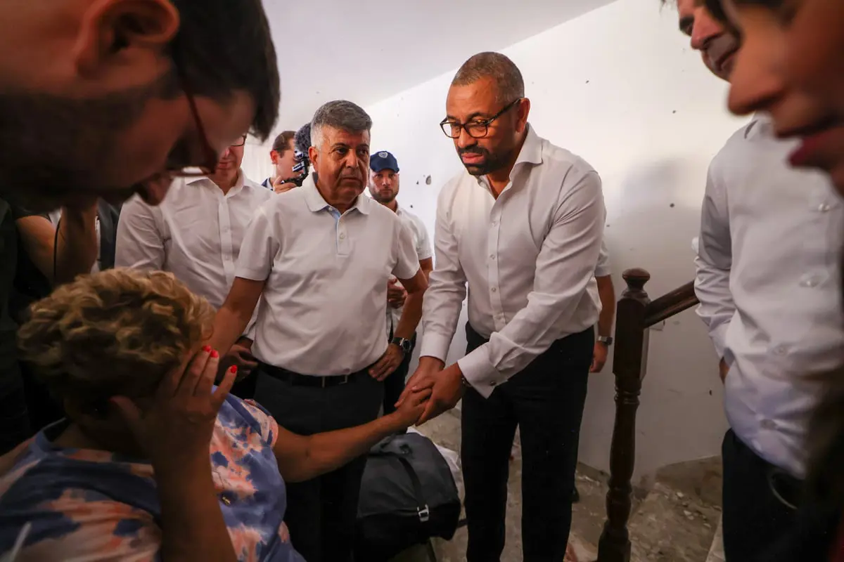 صواريخ حماس تجبر وزير الخارجية البريطاني على الهروب للاحتماء (فيديو)