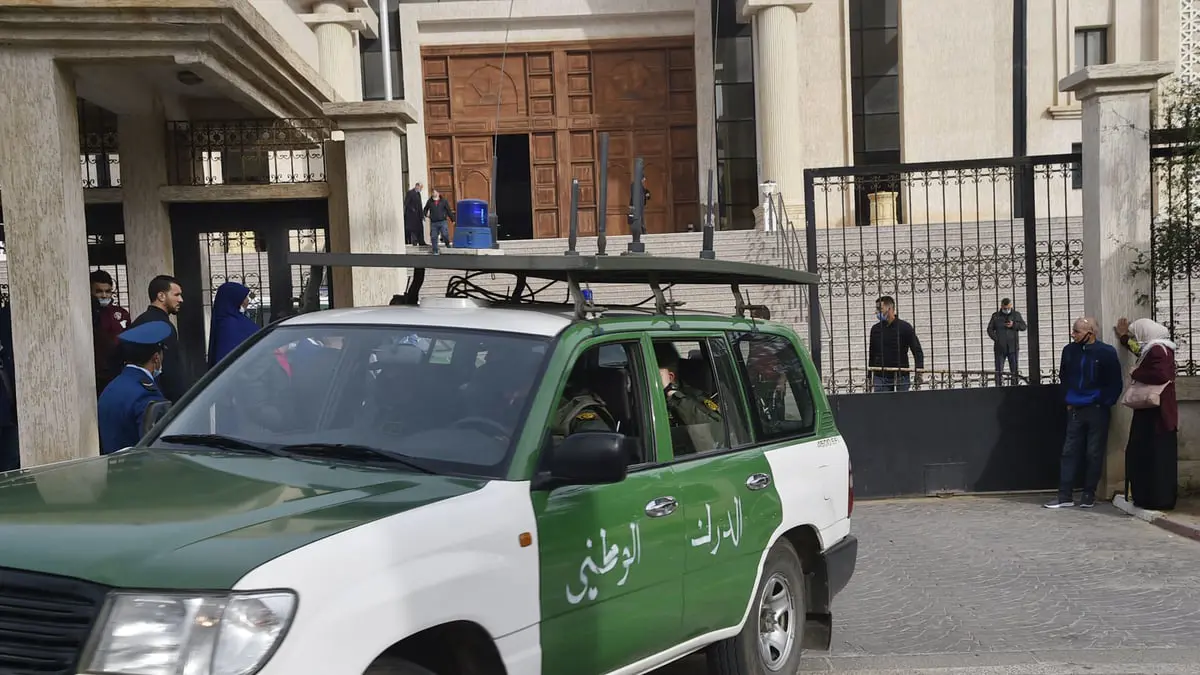 الجزائر.. "منشورات على فيسبوك" تقود صحفيا إلى السجن عامين