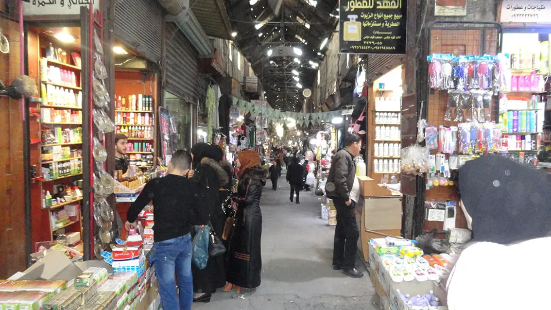 خبراء: رواتب السوريين 400 ألف شهريا وحاجة العائلة 12 مليون ليرة 