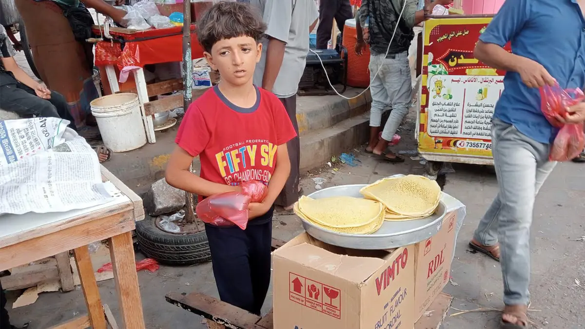 مأكولات رمضان في أسواق عدن.. باعة كُثر وإقبال ضعيف