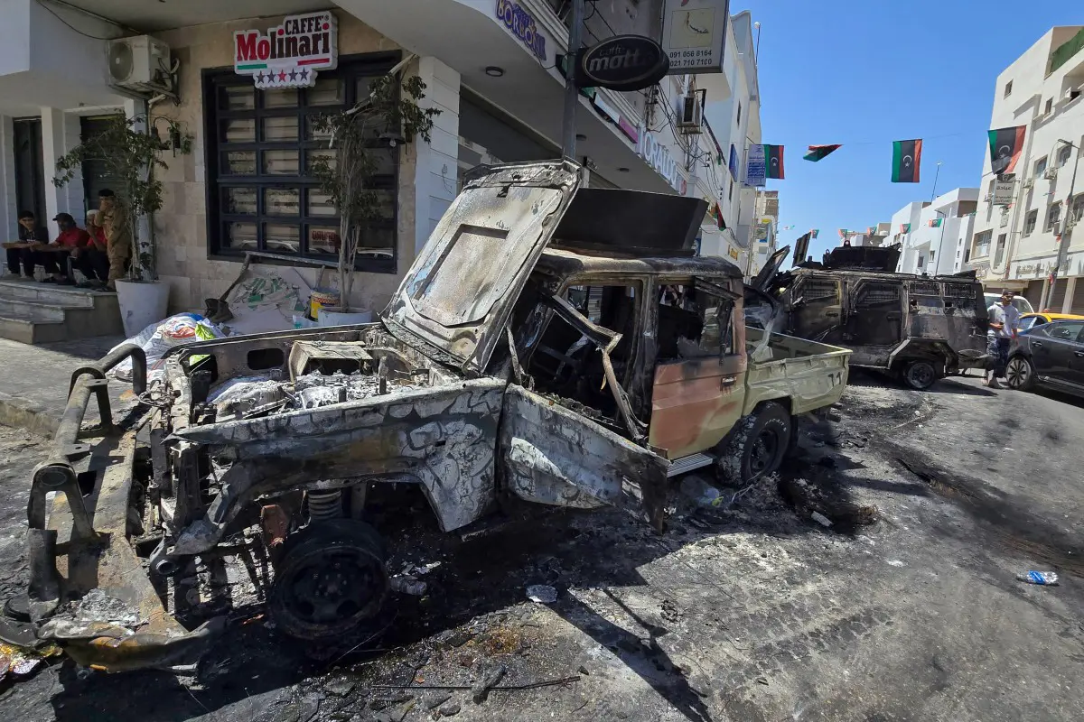 عربات مسلحة محترقة في طرابلس