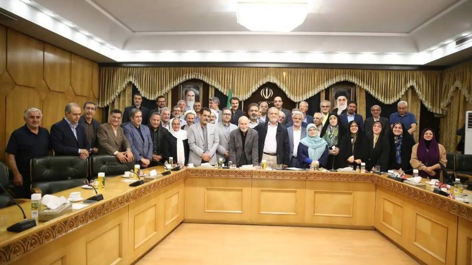 مسعود بزشكيان في لقطة جماعية مع جبهة الإصلاح