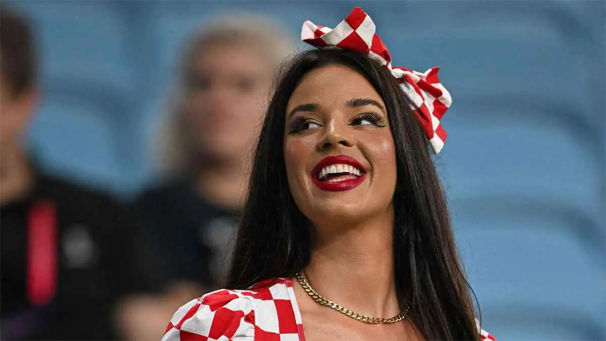 قبل المونديال.. رئيس الفيفا يوجه طلبا مثيرا لأجمل مشجعة في العالم (صور)