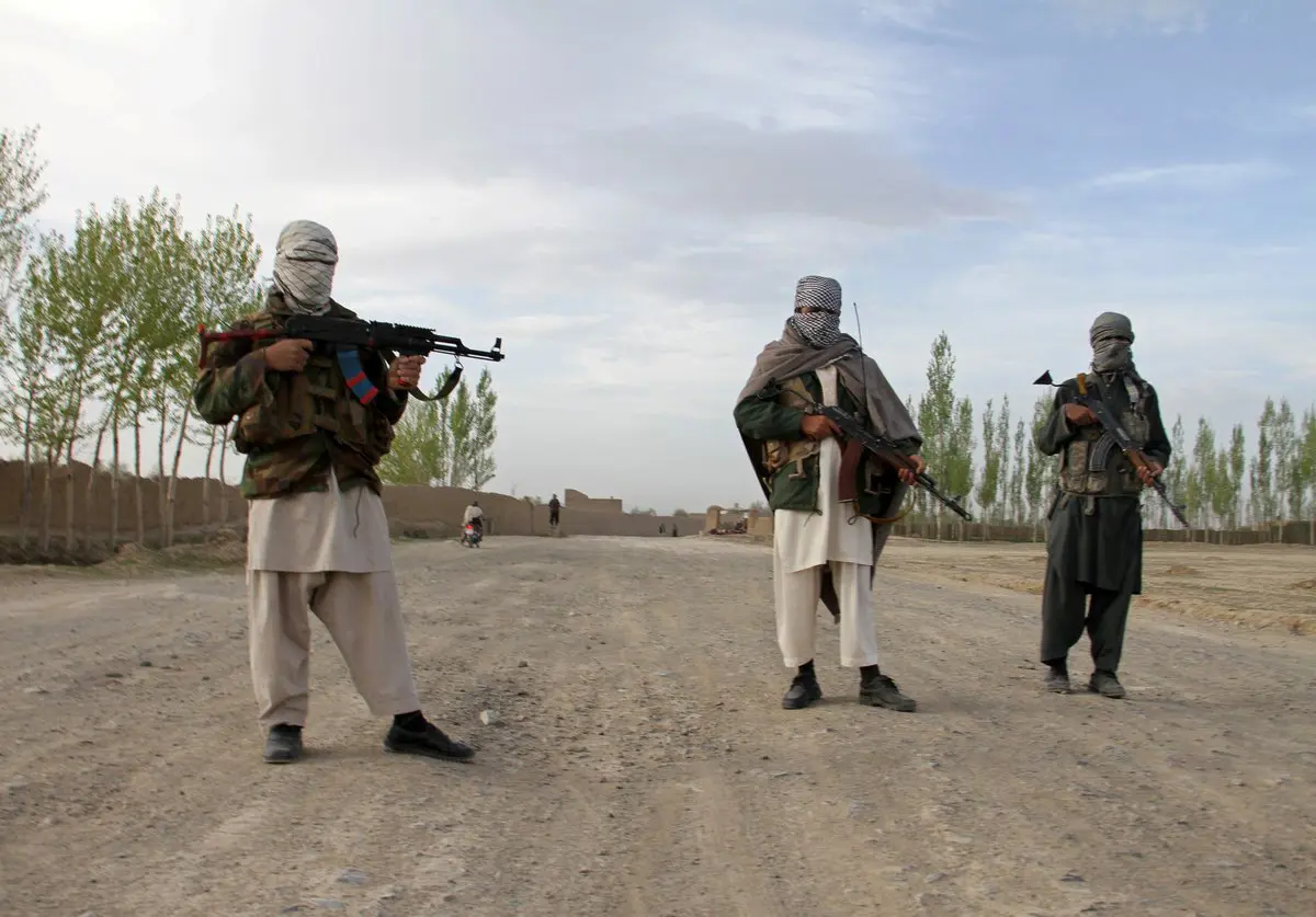 طالبان تعدم شخصين في ملعب "كرة قدم" 