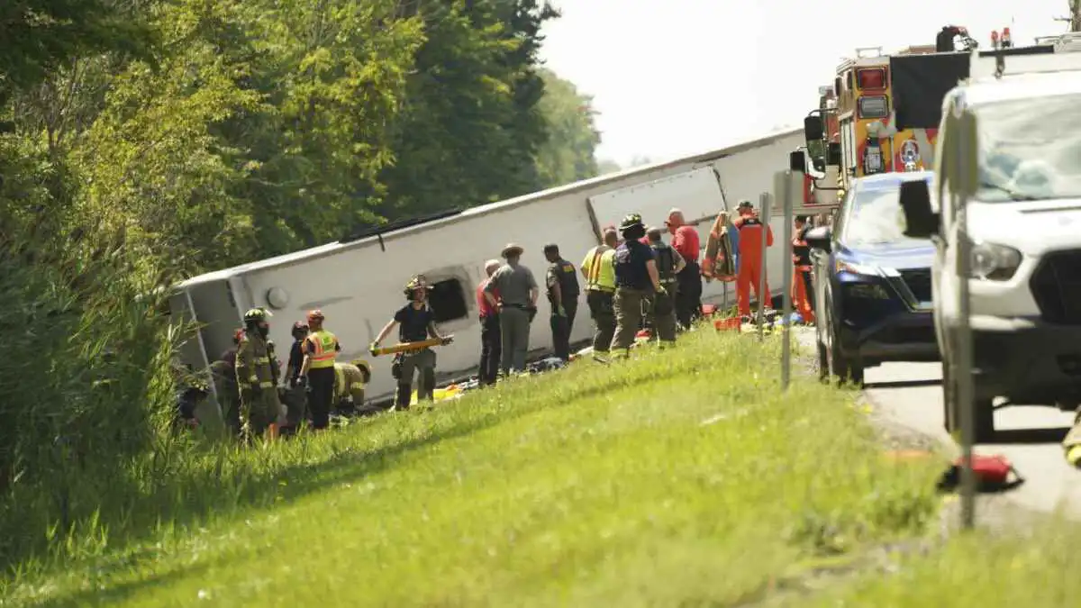 مقتل 5 أشخاص بحادث انقلاب حافلة سياحية في نيويورك (صور وفيديو)