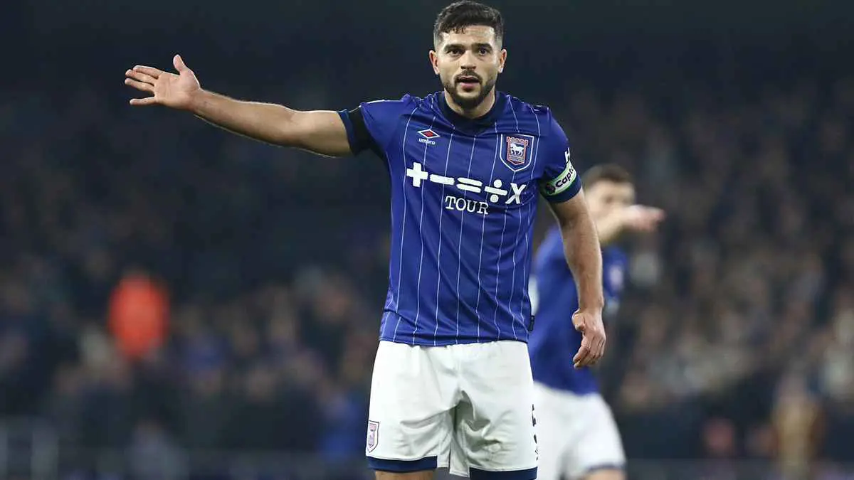 ناد كويتي يقدم عرضا لنجم منتخب مصر والدوري الإنجليزي