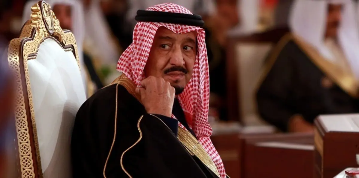 الملك سلمان يتسلم رسالة من فرانسوا أولاند