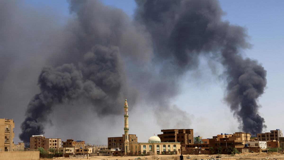 الجيش السوداني والدعم السريع يتبادلان الاتهامات بشأن حريق المصفاة 