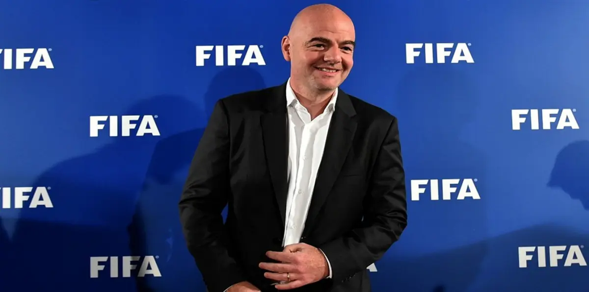 رئيس "فيفا" يؤيد استخدام تقنية الفيديو في مونديال روسيا 2018
