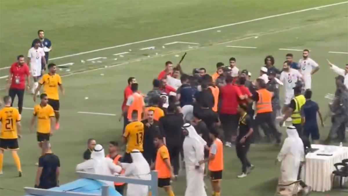 اشتباكات كبيرة.. أحداث مؤسفة في مباراة القادسية والكويت (فيديو) | إرم نيوز
