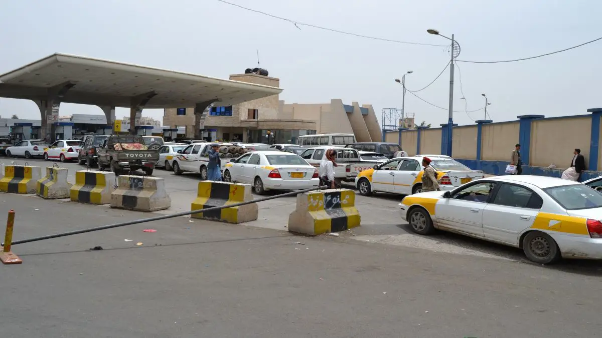 أزمة مشتقات نفطية في صنعاء.. واللجنة الاقتصادية تتهم الحوثيين باختلاقها