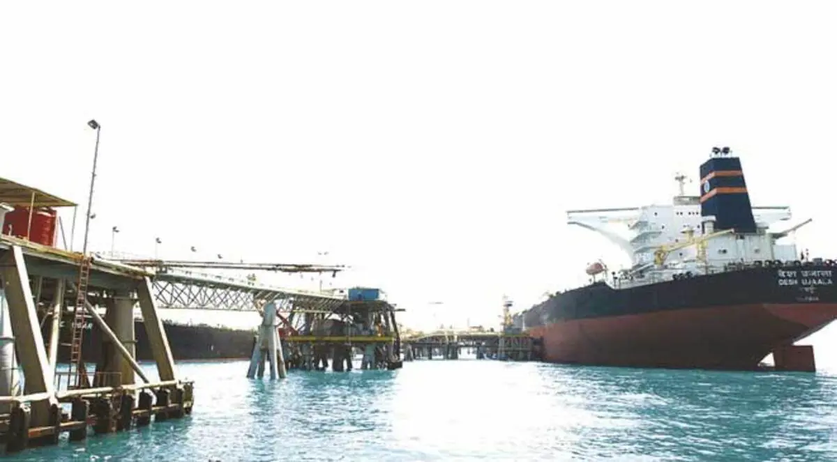 ليبيا.. قصف سفينة يونانية في ميناء درنة
