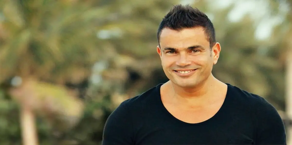 عمرو دياب يقف إلى جانب المحجّبات في حفل رأس السنة بالقاهرة