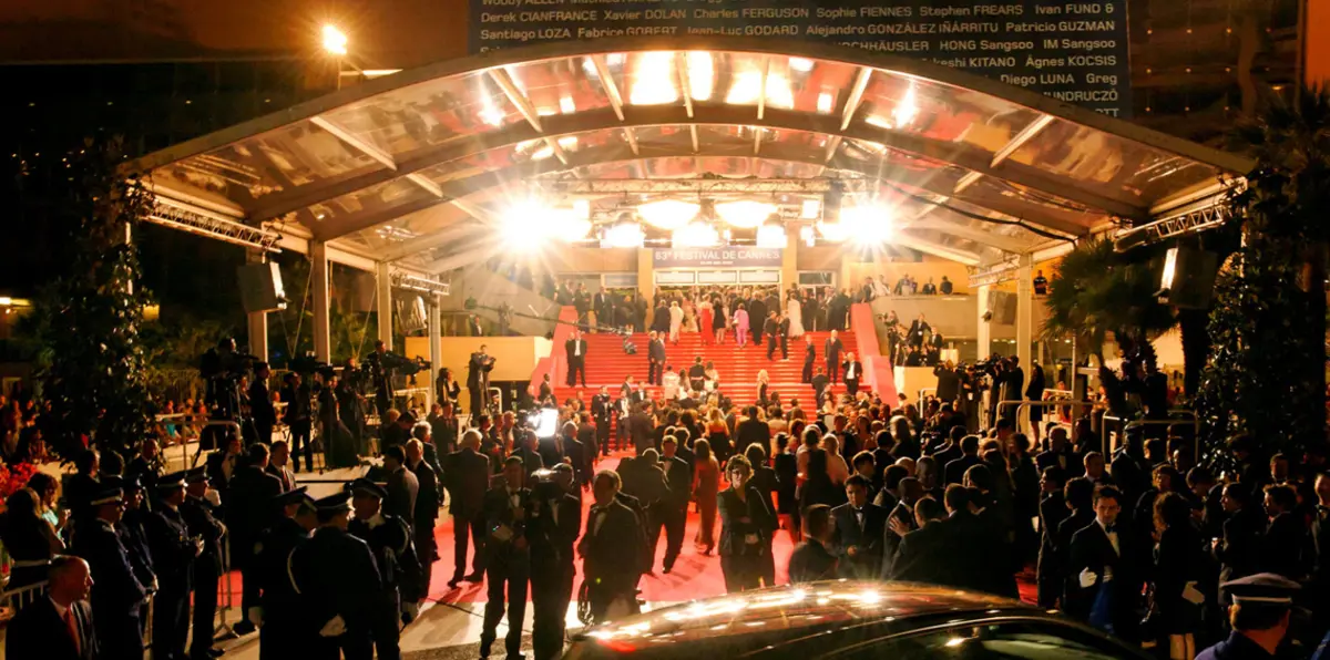 بالفيديو.. مهرجان كان يستضيف أول عارضة أزياء مصابة بالبهاق
