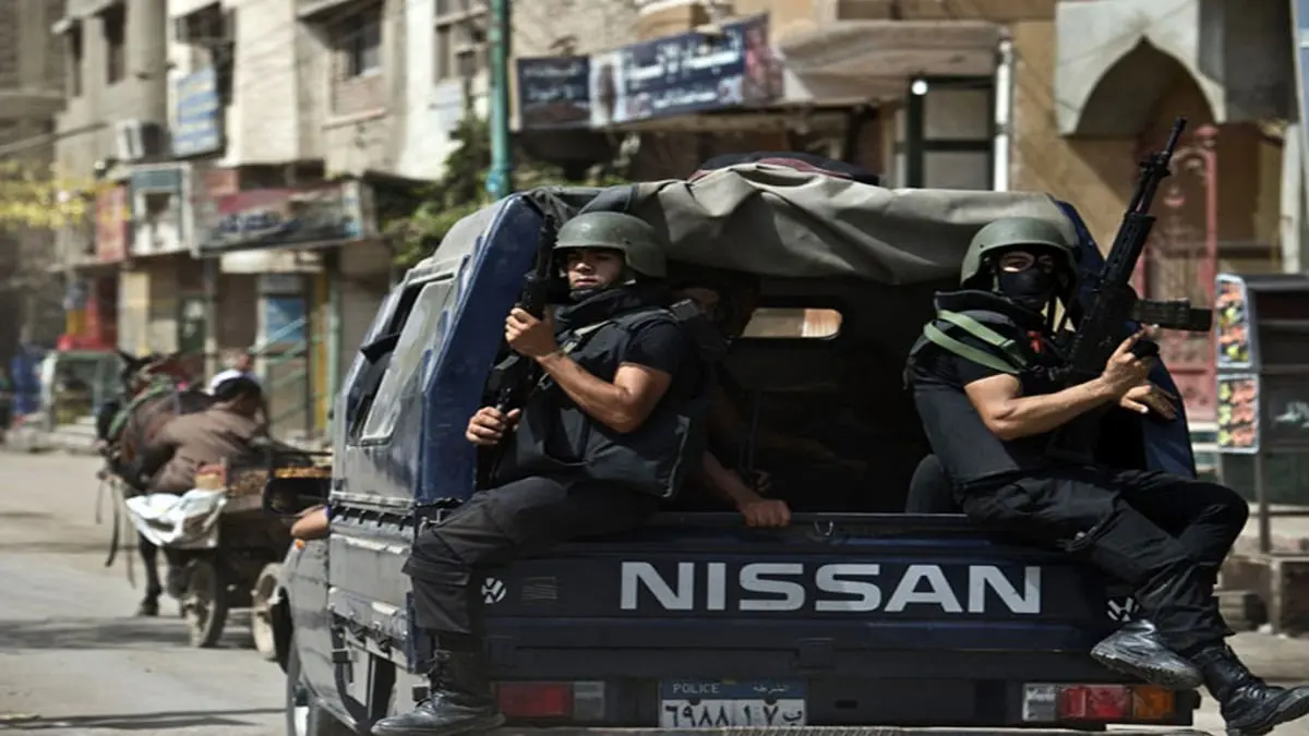 مصر.. شبان يثيرون ذعر مريض نفسي بكلب مفترس (فيديو)