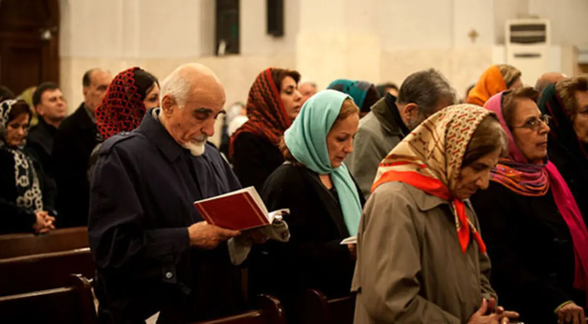 إيران تعتقل مواطنا اعتنق المسيحية