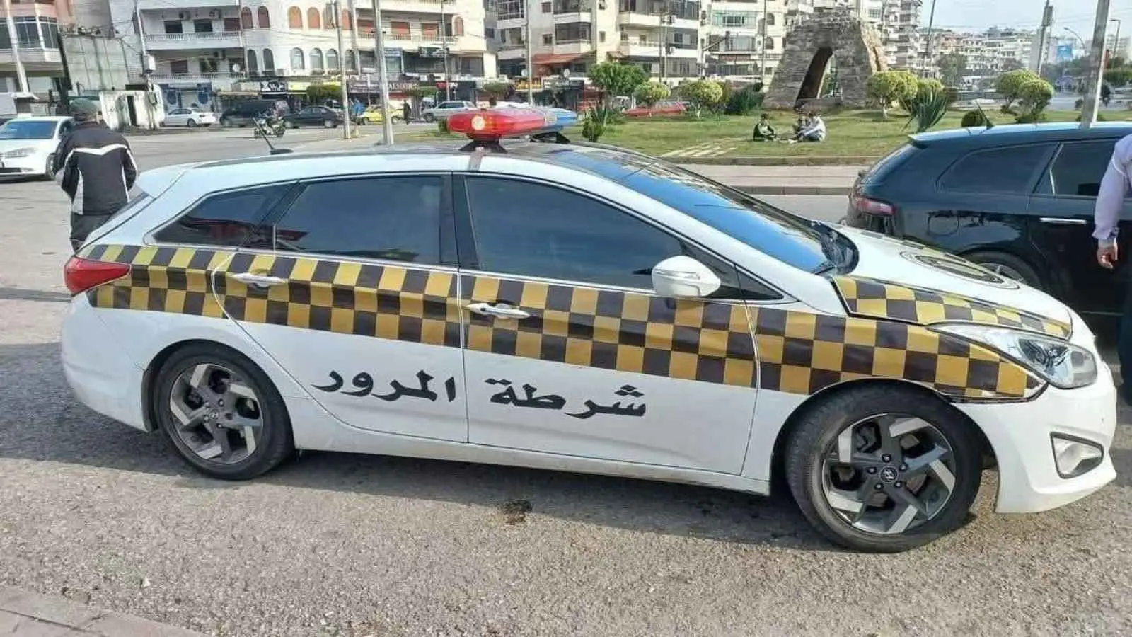 بسيارات عصرية.. شرطة المرور تبدأ عملها في اللاذقية (صور)