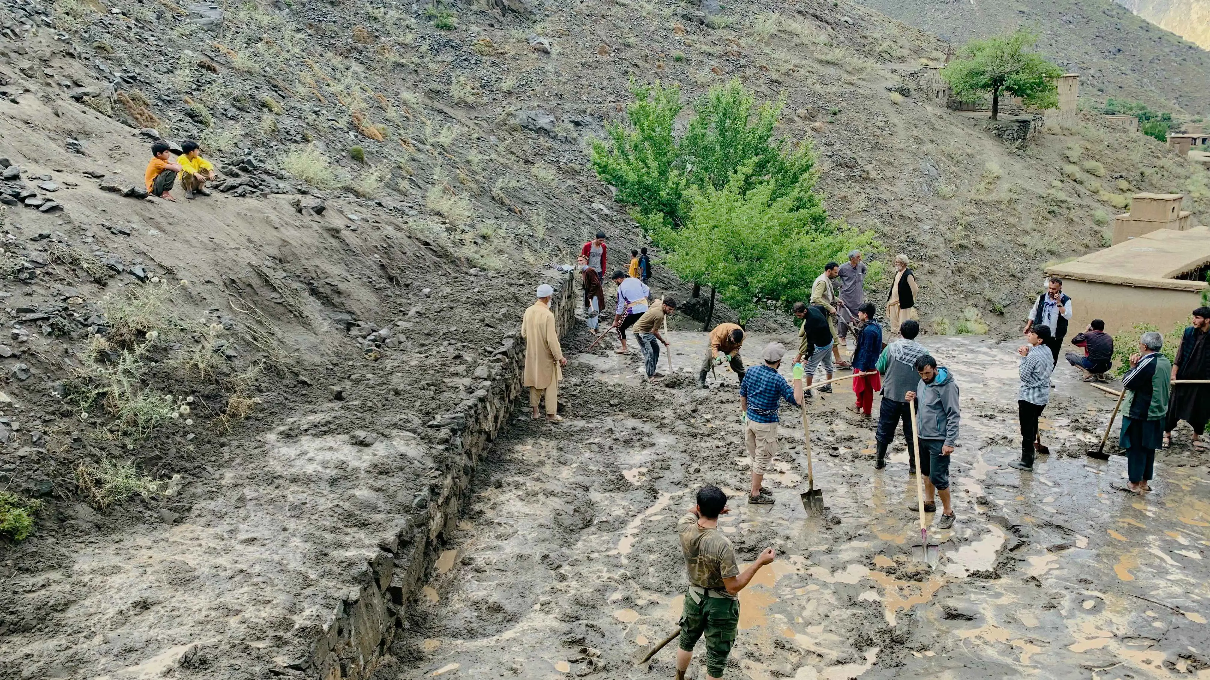 الأمطار الغزيرة تودي بحياة 35 شخصا شرقي أفغانستان (صور وفيديو)