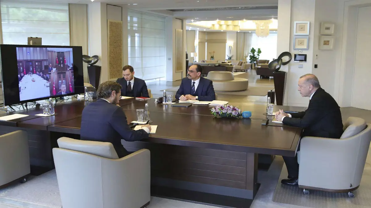 أردوغان يعاند "كورونا" لحماية اقتصاده الهش