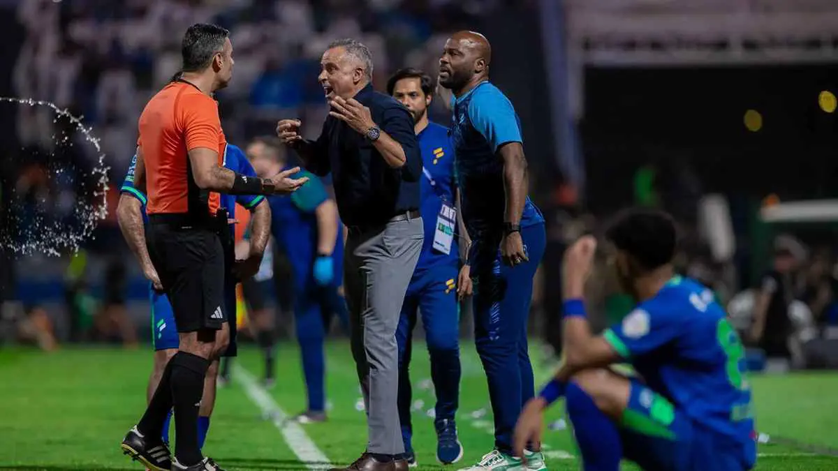 جوزيه غوميز يتحدث مع الحكم