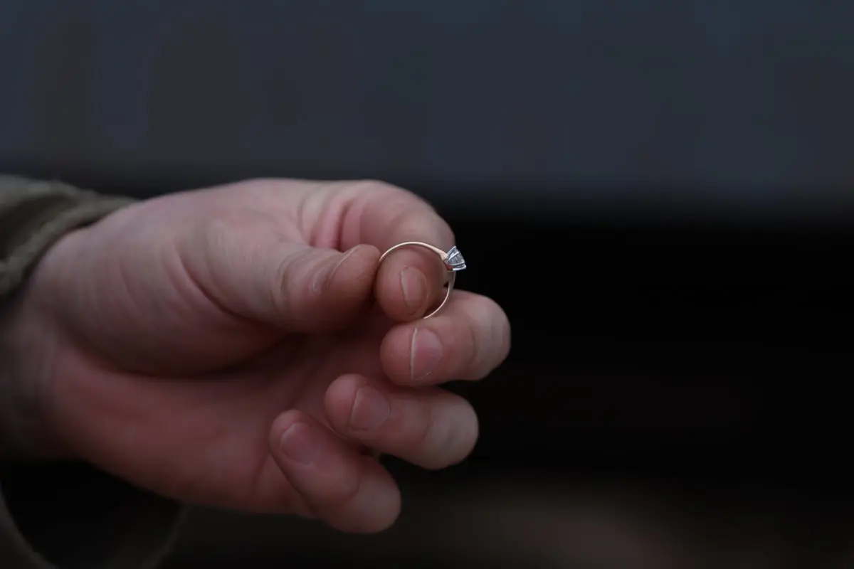 بعد 54 عامًا من فقدانه.. امرأة تعثر على خاتم خطوبتها 