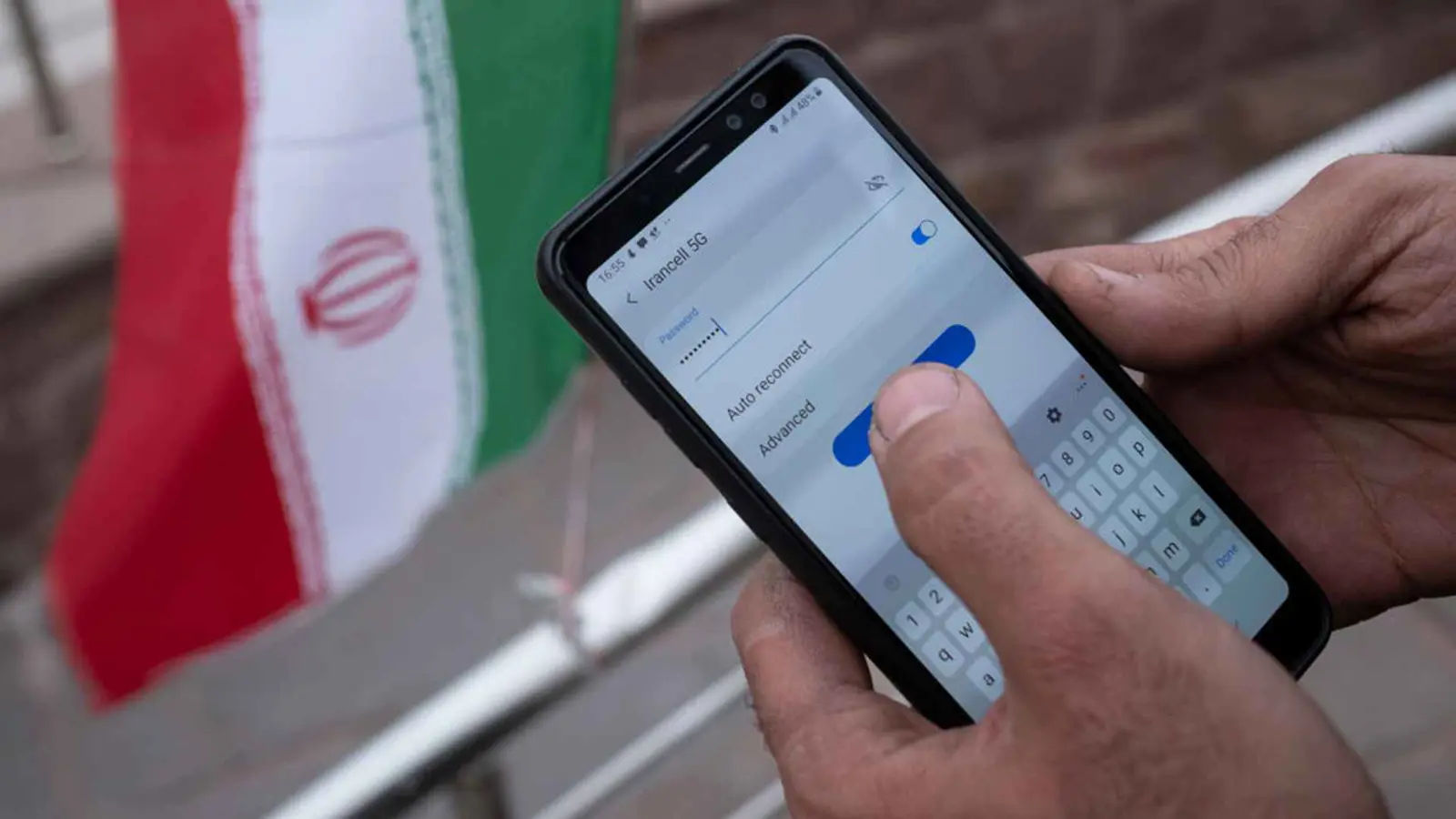 إيران تبدأ رفع قيود الإنترنت بعد وقف الحرب
