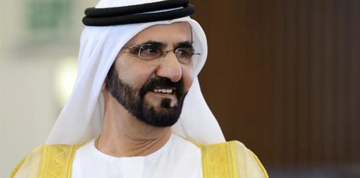 بالفيديو.. الشيخ محمد بن راشد يبهر المارة في دبي وهو ينتظر دوره للمرور بالشارع