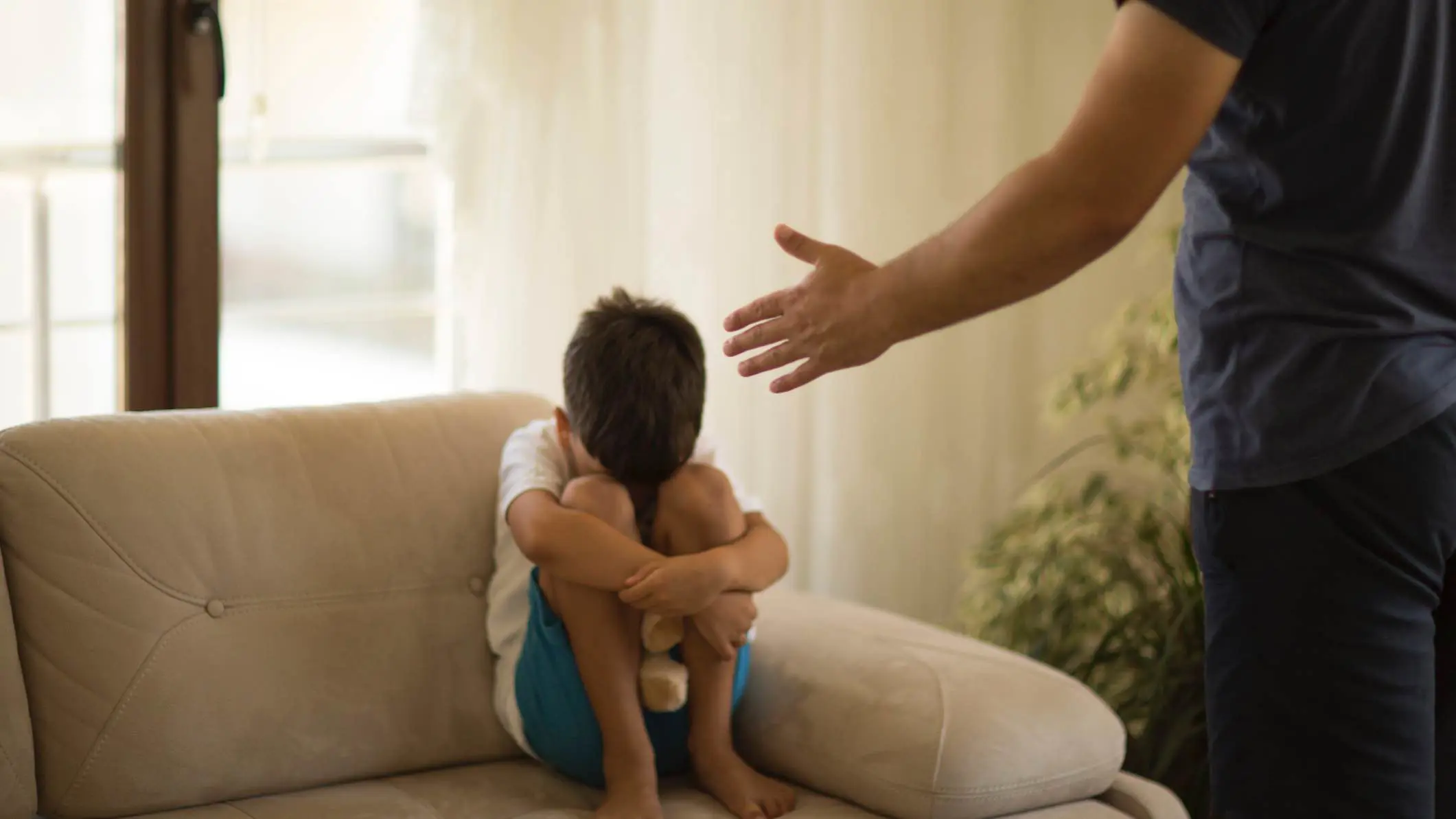 كيف تسيطر على عواطفك في التعامل مع أطفالك؟