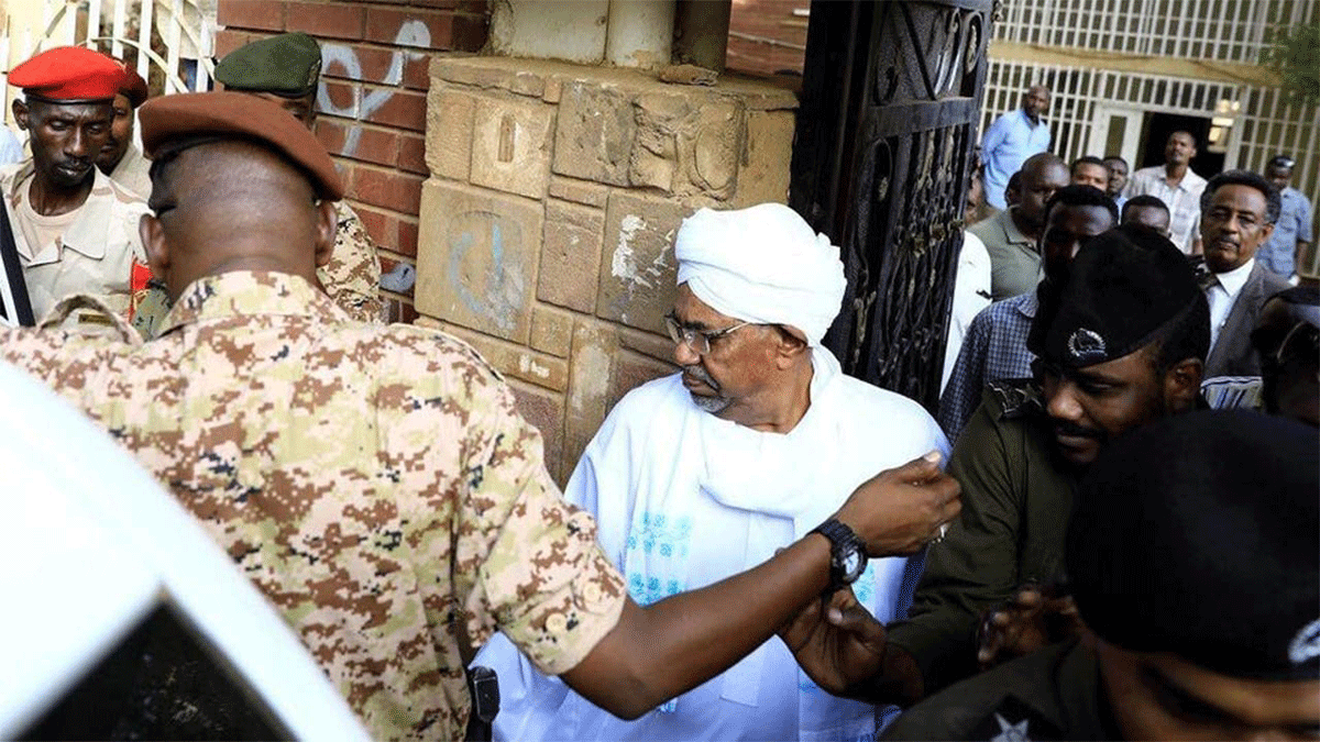 كيف علّق حزب البشير على قرار الحكومة السودانية بحلّه؟