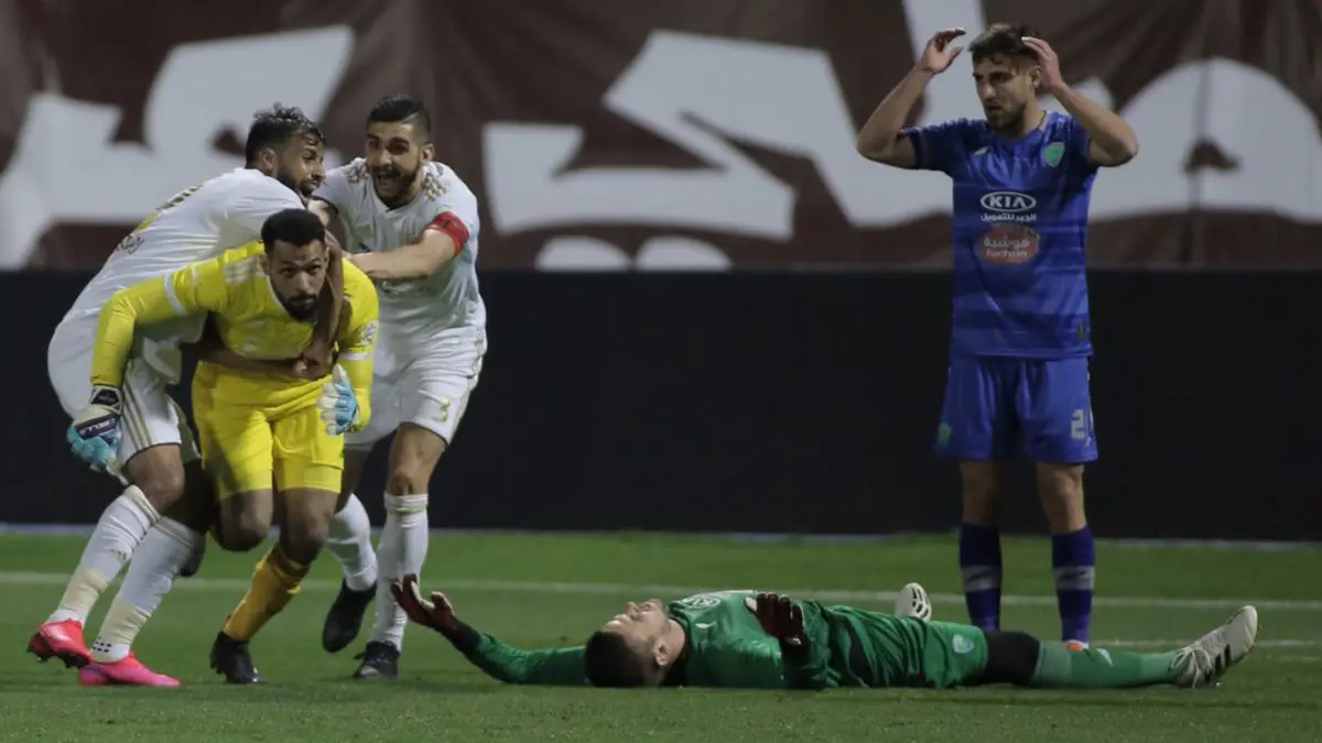 رئيس نادي الفتح يحاول الاشتباك مع حكم مباراة الفيصلي بسبب هدف الحارس مصطفى ملائكة (فيديو)