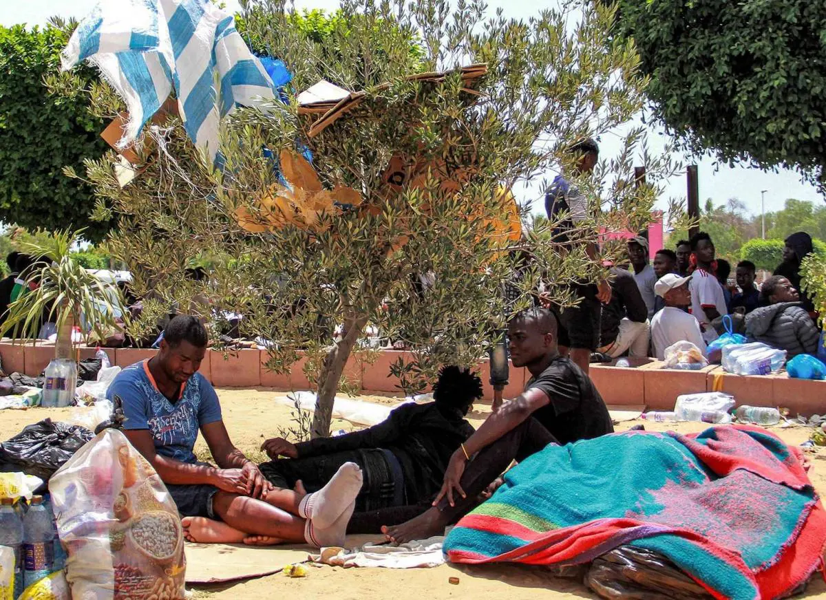 بعد الاعتداء على أفراد أمن.. تونس تُوقف 20 مهاجرًا أفريقيًا

