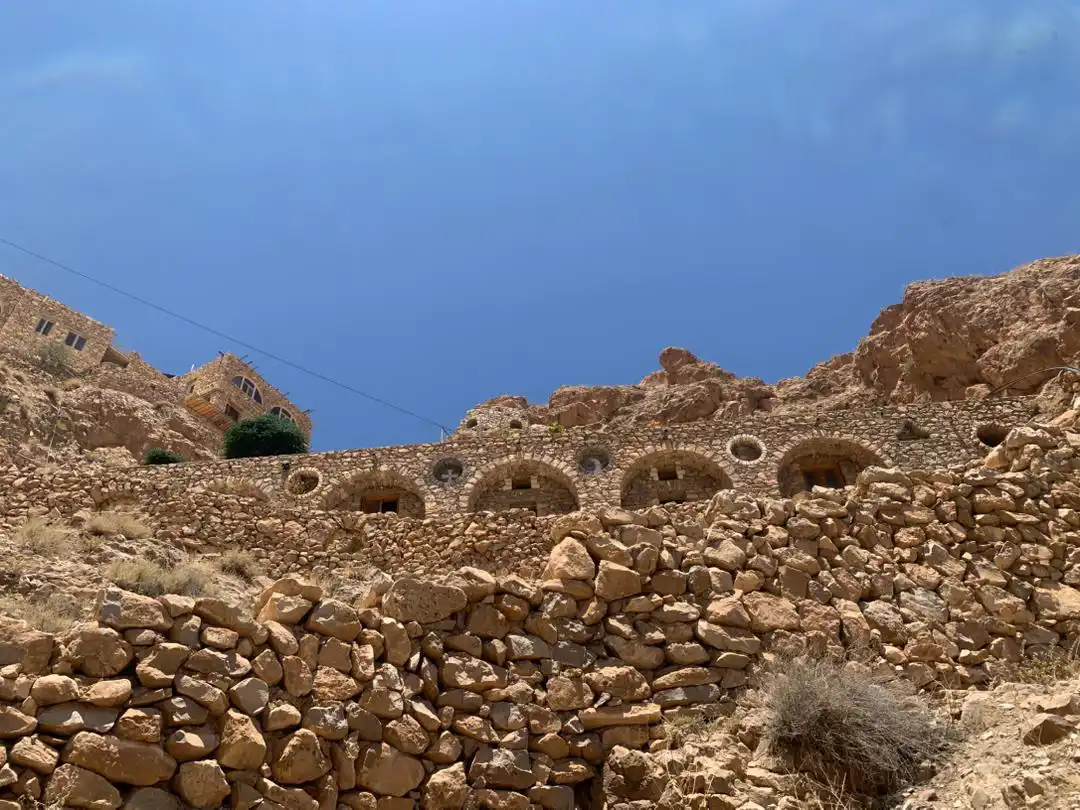 مغاور يصعب التسلق إليها