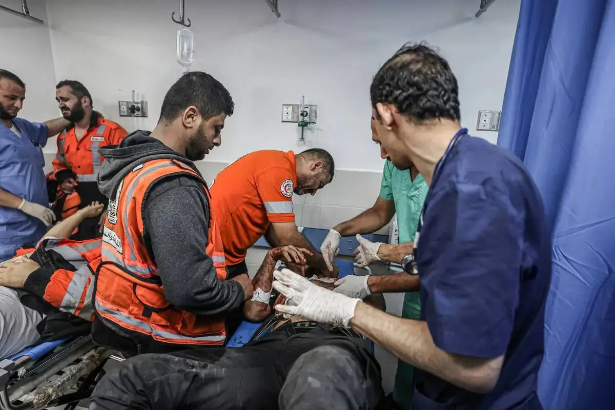 "على الأرض ودون تخدير".. عمليات جراحية وولادات وسط الجحيم في غزة