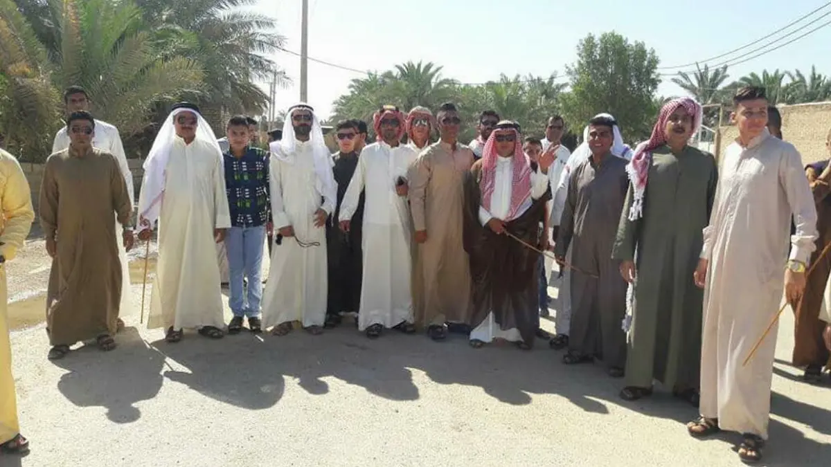 بدوافع عنصرية.. مدير مدرسة إيراني يحلق شعر طلابه في إقليم الأهواز