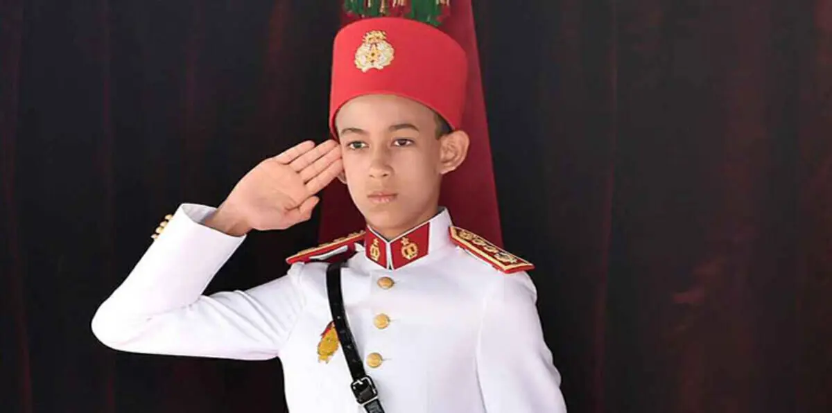 بالفيديو.. ظهور ولي العهد الأمير مولاي الحسن بزي ضابط كبير يشغل المغاربة