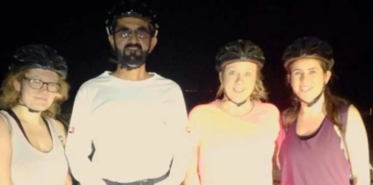 3 سيدات تعرضن لموقف صعب بصحراء دبي.. وفجأة وصل الشيخ محمد بن راشد لإنقاذهن (صور)
