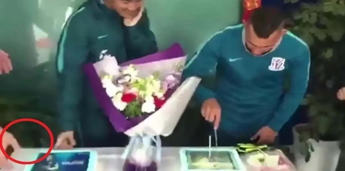 زملاء تيفيز يفسدون عيد ميلاده (فيديو)