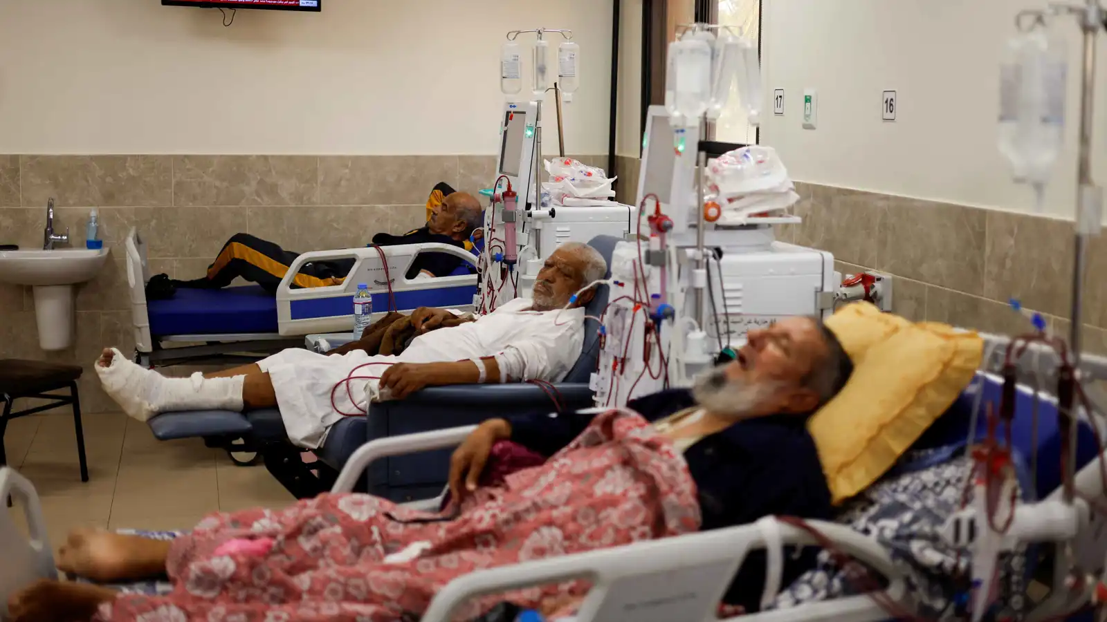 مرضى يستلقون على أسرة المستشفيات في غزة