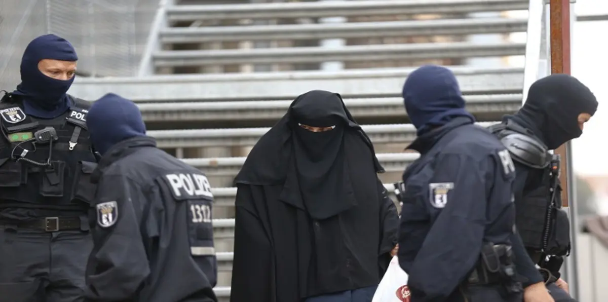 سياسي بارز بحزب ميركل يدعو لحظر النقاب عند قيادة السيارات