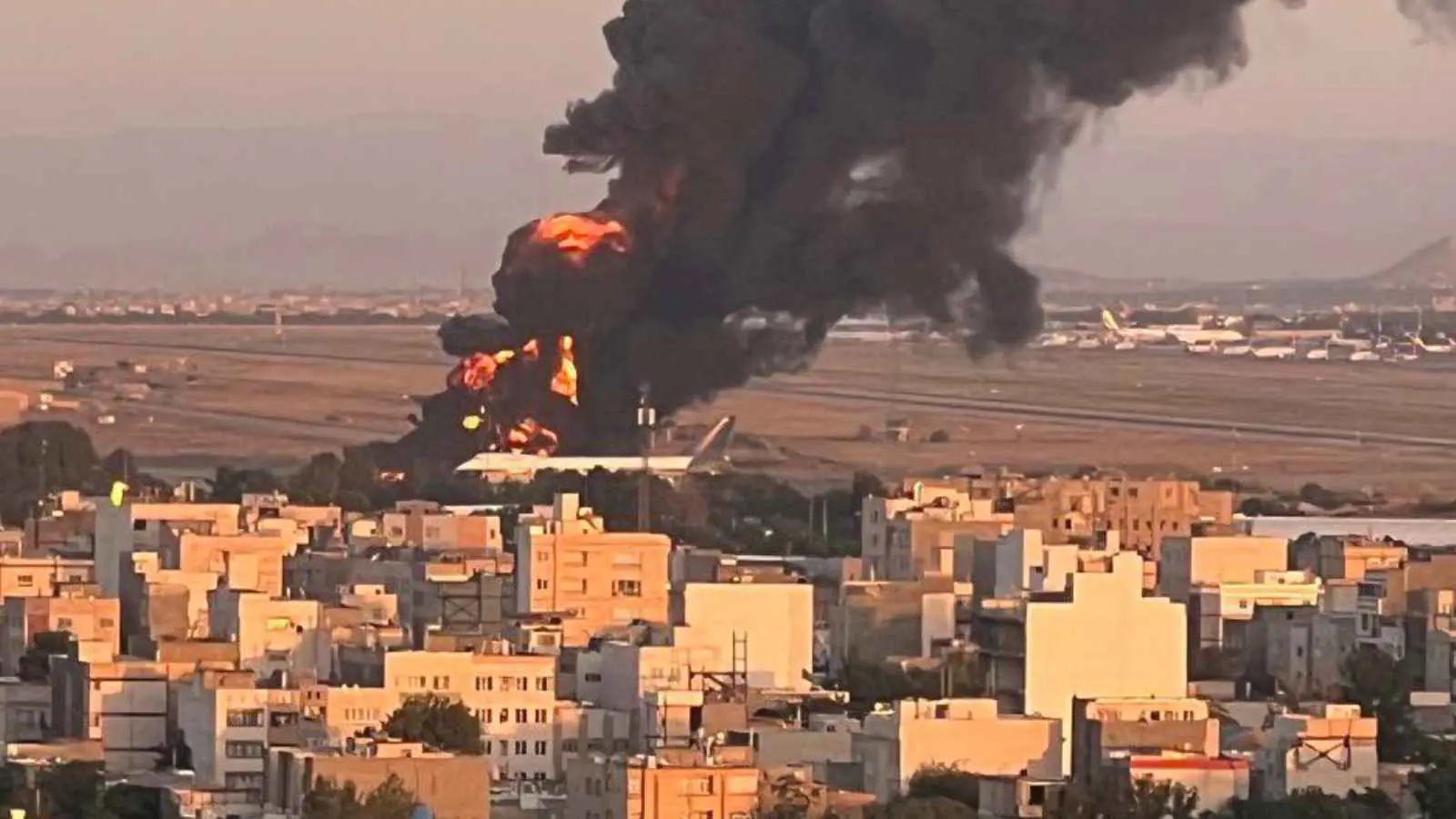 إيران تمدد حظر الطيران الداخلي والخارجي