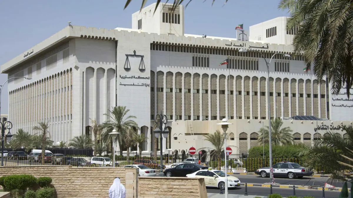 السجن 3 سنوات بحق كويتي انتحل صفات شخصيات مهمة ونصب على مشاهير