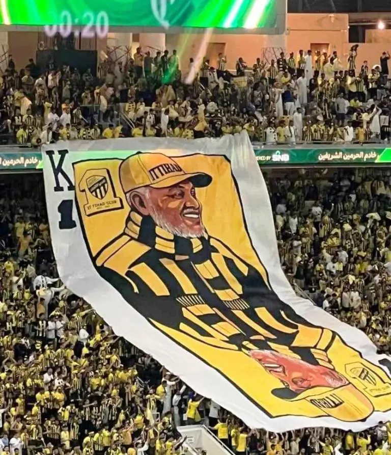 لافتة العم كمال في مدرجات الاتحاد