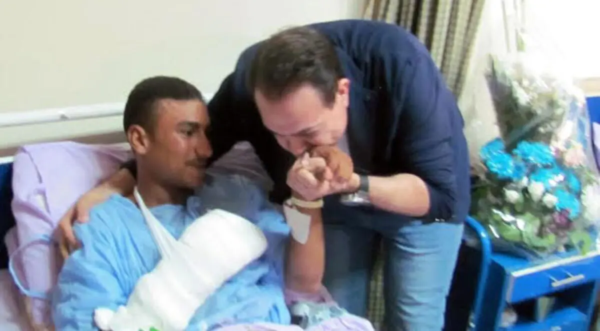 صورة.. يسرا وحكيم وهنيدي يزورون جنود سيناء المصابين