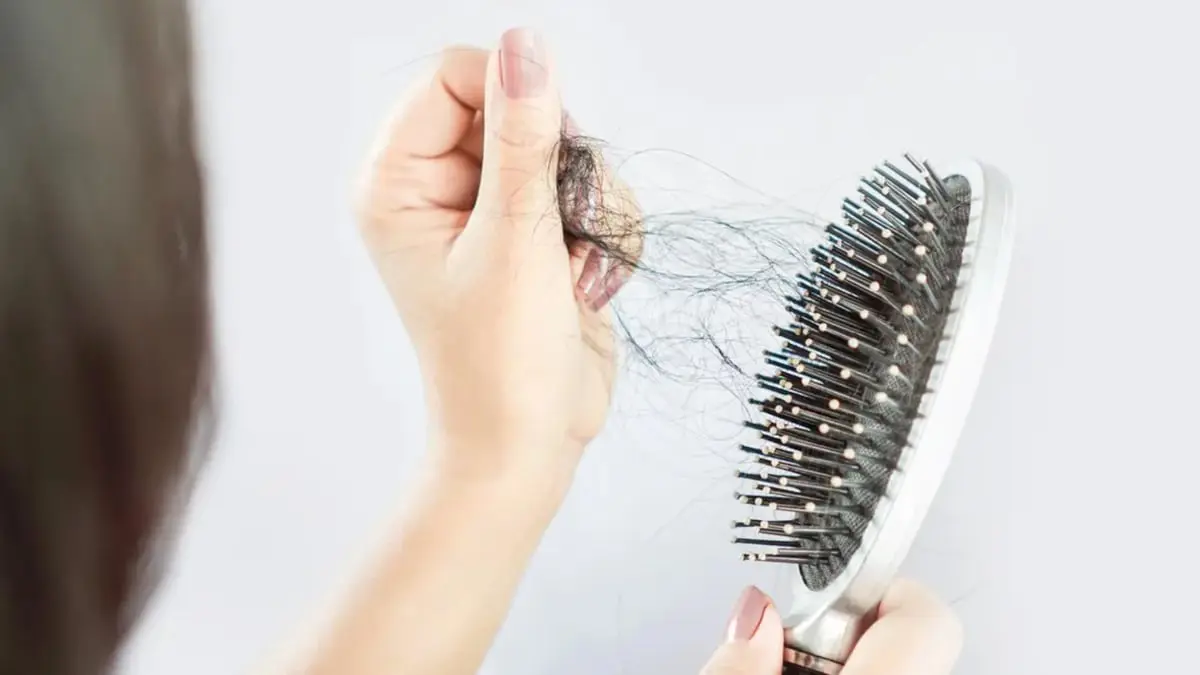 أسباب وعوامل مختلفة تتسبب بزيادة تساقط الشعر