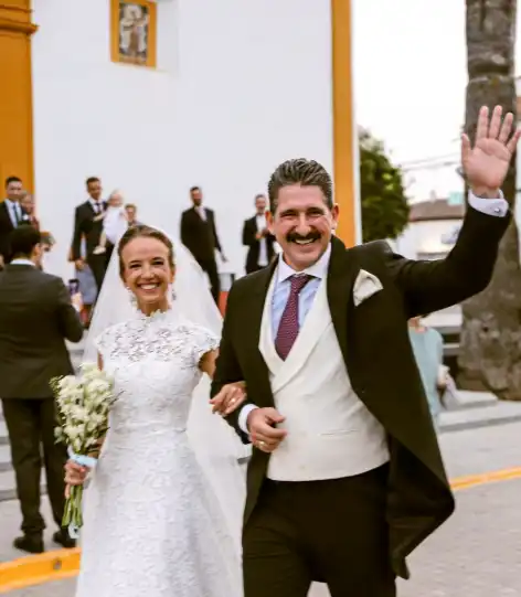 العروسان بعد مراسم الزفاف